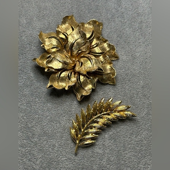 Vintage Jewelry - HAR Gold Plate - RARE Mid-Century Designer Brooch & AAl Gold Tone Leaf Brooch